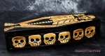 Hexenshop Dark Phönix Voodoo Schwarzer Holzsarg mit goldenen Skelett und Totenköpfen